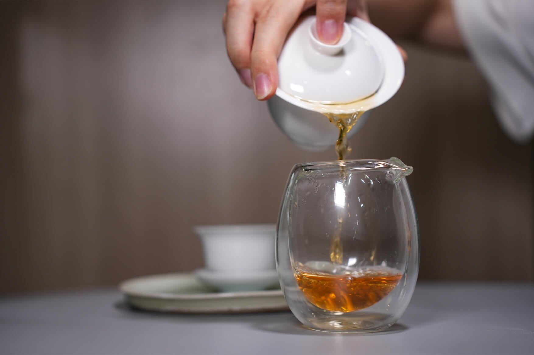 wild-souchong-Pouring-tea