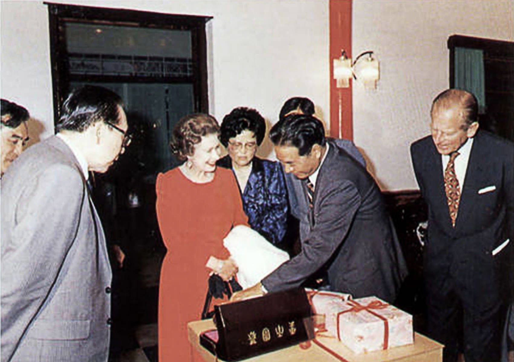 yunnan-Tea-Presented-as-a-National-Gift-to-the-British-Royal-Family